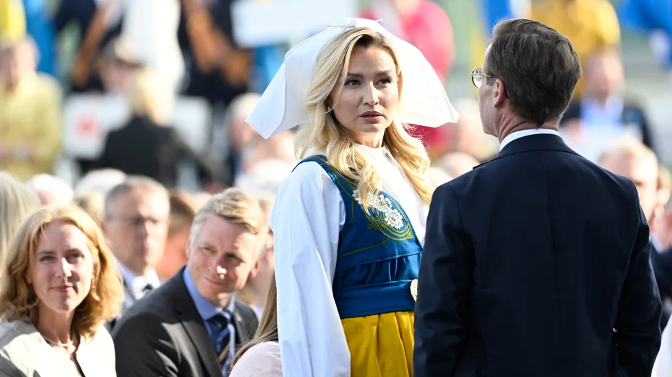 KD:s partiledare Ebba Busch samtalar med Moderaternas Ulf Kristersson under nationaldagsfirandet på Skansen. Skribenten menar att demokratin som hyllades då missbrukades dagen efter.