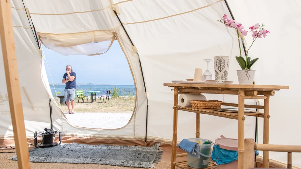 Jonas Henning, vd för Slite Strandby, berättar att man från och med i år inte kommer att ha platser för husvagnscamping på strandbyn, och att man istället utökar sin satsning på glampingtält. 