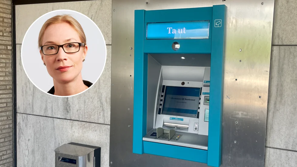Uttagsautomaten vid sparbanksparkeringen har matat ut fel valörer. Nu är problemet löst. På bild syns också Jenny Danielsson. 