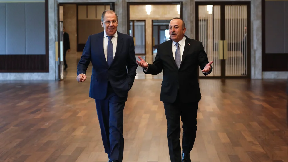 Rysslands utrikesminister Sergej Lavrov med sin turkiske kollega Mevlut Cavusoglu i Ankara.