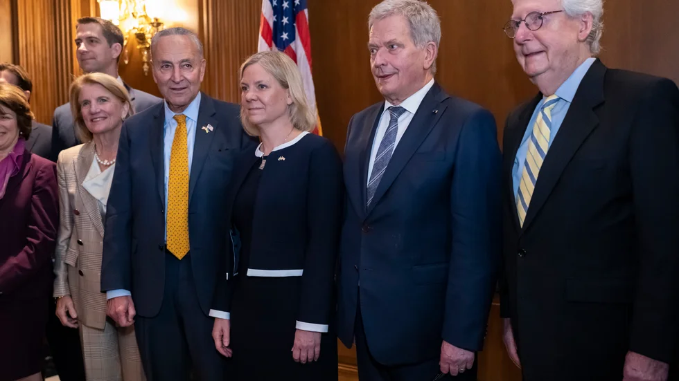 Sveriges statsminister Magdalena Andersson (S) och Finlands president Sauli Niinistö flankerade av senatorerna Chuck Schumer och Mitch McConnell, i Washington i maj.