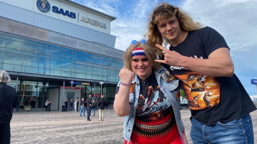 Felicia Nordlund och och Tim Gradeen har åkt från Värnamo för att se favoritbandet. Tim har sett dem en gång tidigare i Danmark 2018. Tim: "Jag vet att de kommer leverera och att konserten kommer att vara bra". Felicia: "De kommer vara världsbäst, men samtidigt är det bra att inte ha för höga förväntningar. De har ju blivit äldre". 