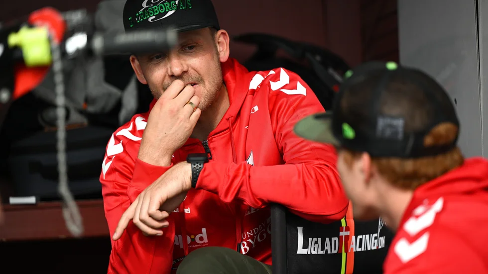 Michael Jepsen Jensen bjöds (?) på heatsegern av Daniel Bewley på upploppsrakan och fick därmed ta tvåsiffrigt för första gången i år.