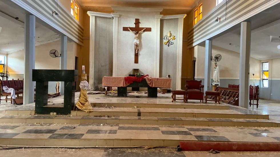 Bild från den katolska kyrkan där attacken tog plats. Över 50 personer befaras ha dött.