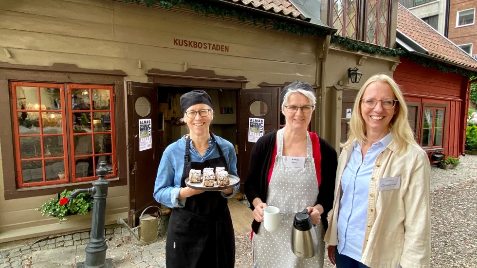 Ulla Lindau och Marie Lundin på Café Spira och Jeanette Lanemo Nordenström, föreståndare på Hemgården, välkomnar alla till Kuskbostaden.