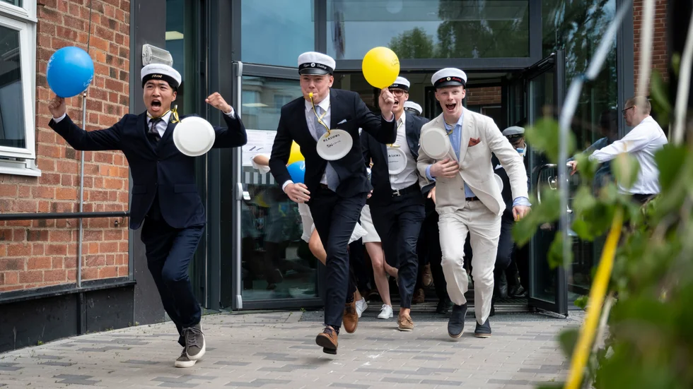 TE19E sprang ut från Berzeliusskolan med en ruskig fart innan de togs emot av den jublande publiken av anhöriga som väntade utanför skolan.