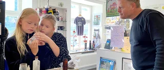 Olivia och Ruth grävde fram en bit Enköpingshistoria