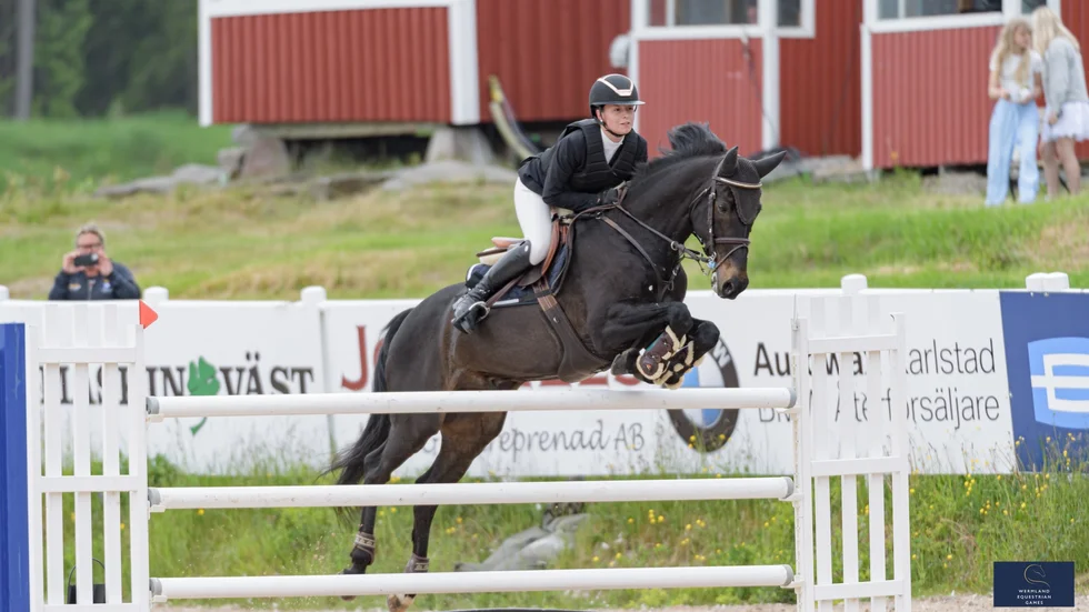 Vendela Näslund gick felfritt genom en 1,40-runda med Super Hop JN i Karlstad – och kvalade in till svår klass.