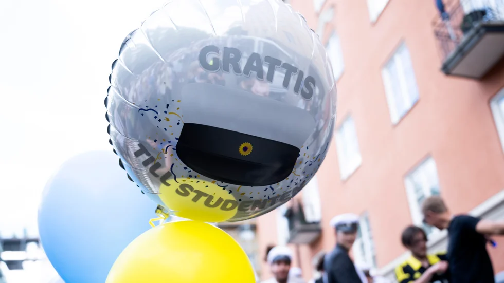 Tusentals unga tar studenten i dag.