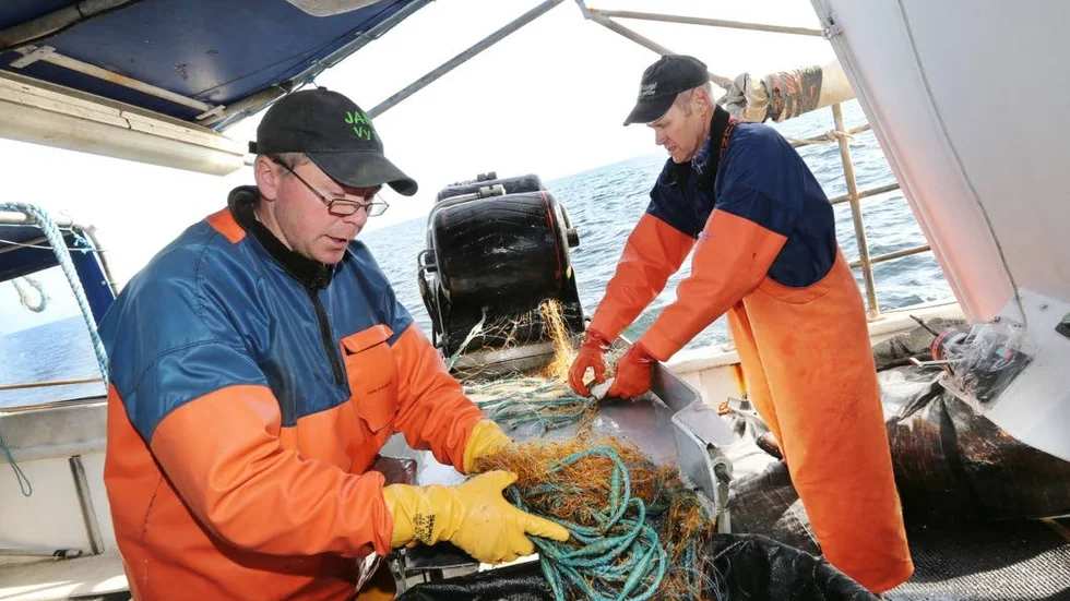 Snart färdigfiskat? Yrkesfiskaren Johannes Klingvall ser mörkt på det lokala fiskets framtid. Här fiskar han flundra tillsammans med kollegan Sven-Ove "Busse" Nordin hösten 2014.