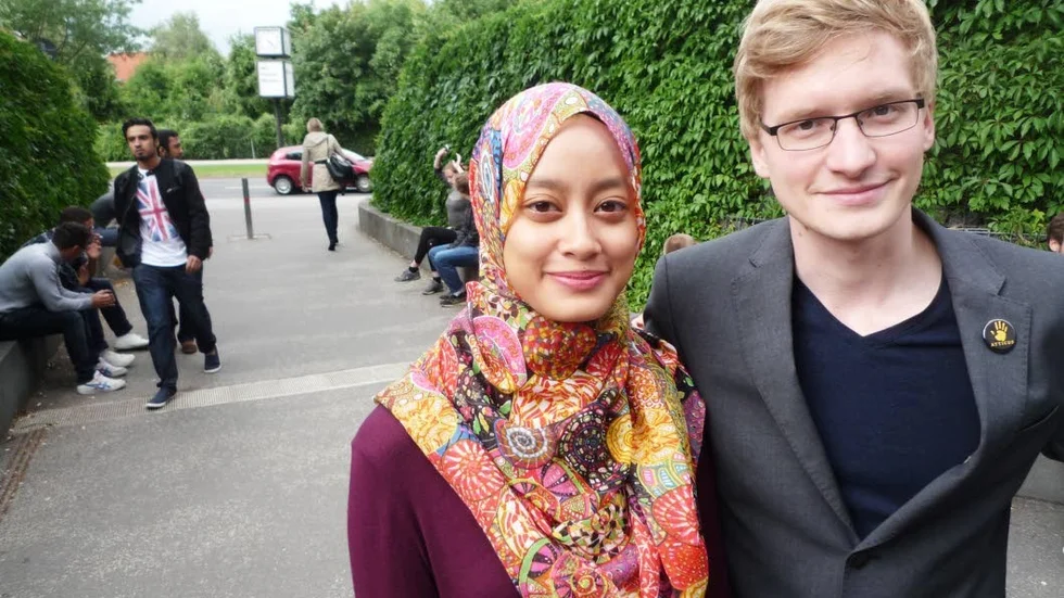 Hotade. Nurul Fatimah Khasbullah är muslim och hennes pojkvän Eric Hattke är talesman för antirasistiska ”Dresden för alla”. Trakasserier och hot, i synnerhet mot Eric, gör deras arbete för flyktingar riskfyllt. Eric måste därför hela tiden byta adress.
