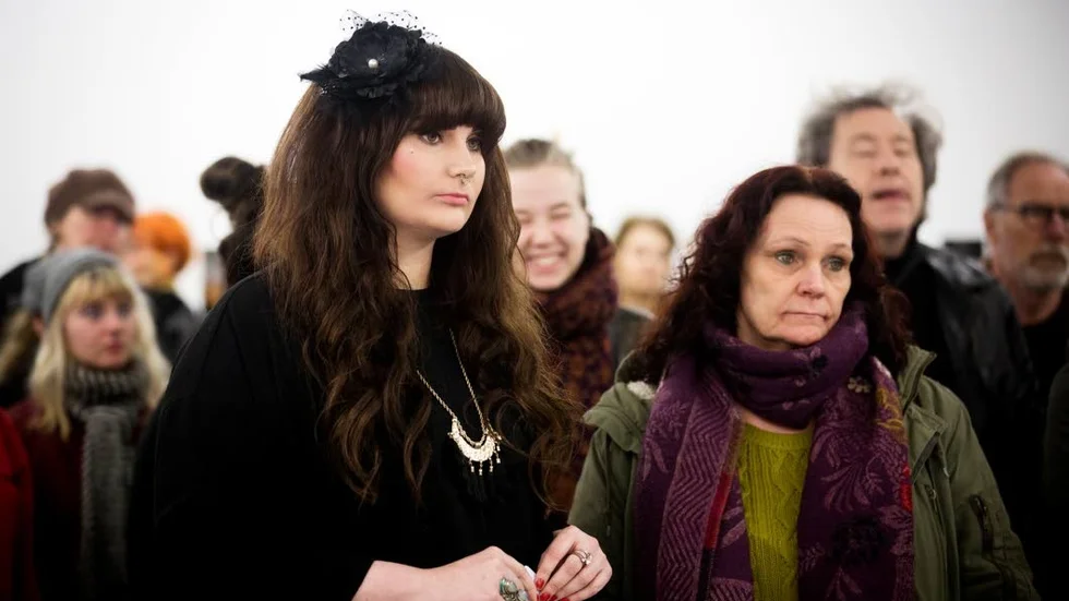 Vernissage. Konstnärer och besökare till Gotlands konstskolas avslutningsutställning.