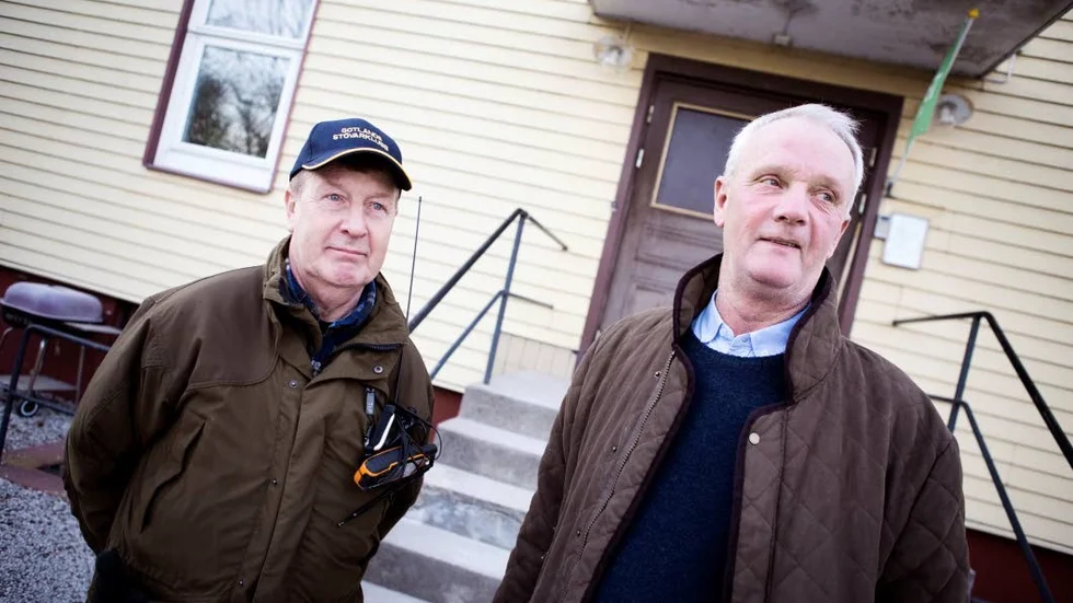 BEKLAGAR. Tore Timgren, Gotlands stövarklubb, och Lars-Olov Larsson, Sörmlands stövarklubb, skulle gärna bjuda in aktivisterna för att visa hur tävling går till.