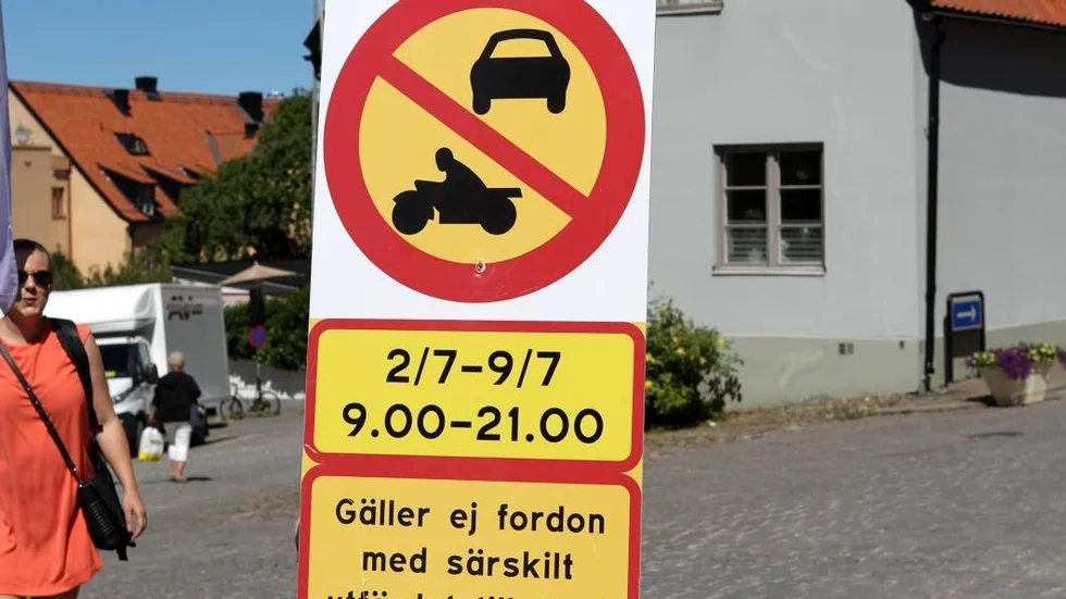 Stopp. Förbudet gäller under hela Almedalsveckan klockan 9-21.