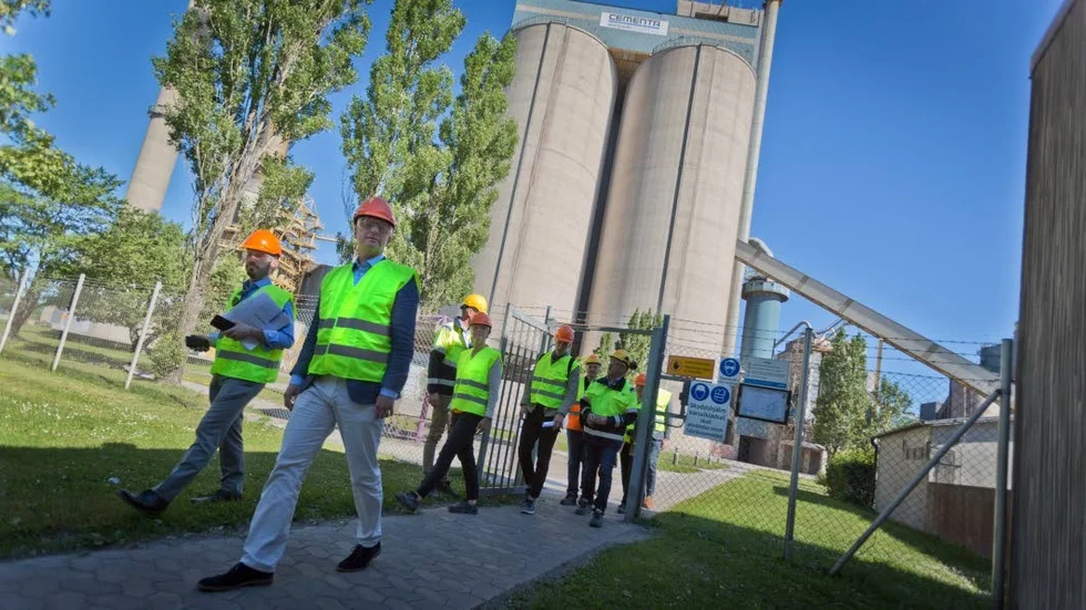 Lokalpolikter. Med på besöket fanns representanter från Cementa, IF Metall och den lokala politiken.
