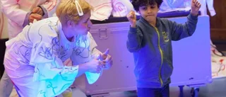 Skratt och cirkuskonst för asylsökande