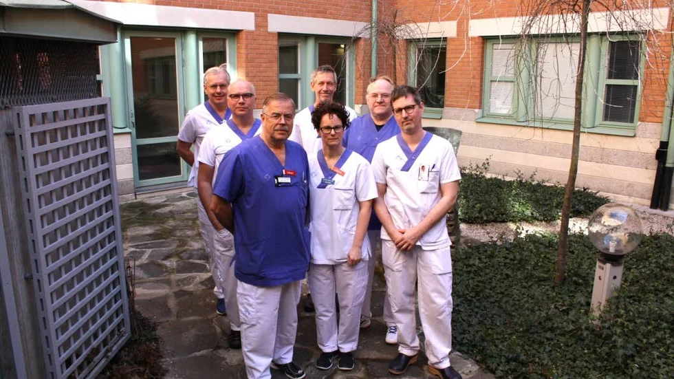 OROLIGA ORTOPEDER. Nio ortopedläkare på Visby lasarett har undertecknat debattartikeln med rubriken ”Operation? Var god dröj!”. På bilden syns sju av dem, från vänster: Håkan Hedlund, Roland Ullmark, Åke Karlbom, Anne Garland, Per Lindblom, Arne Lundberg och John Eliasson.