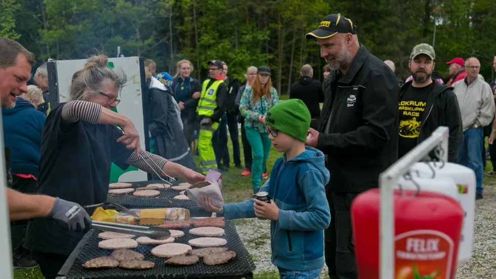 Grillat. På plats fanns både hamburgare och korv till publiken.