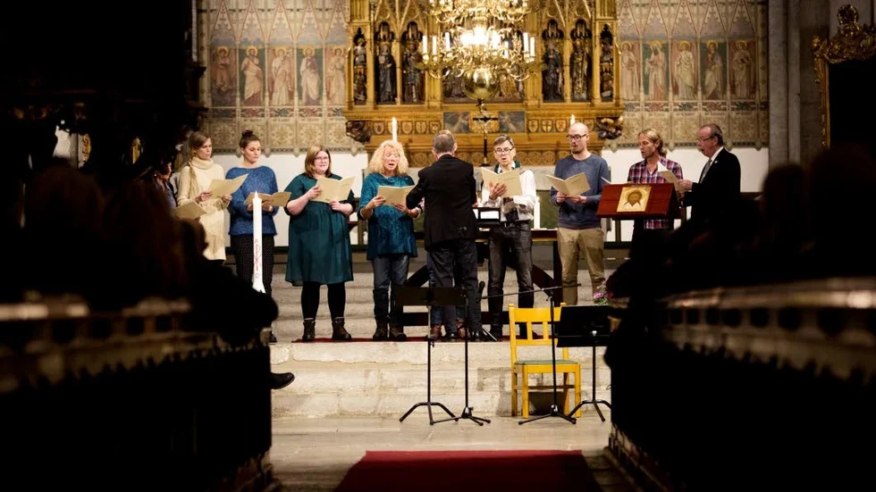 Domkyrkoorganist Claes Holmgren tillsammans med domkyrkans Distler-ensemble.