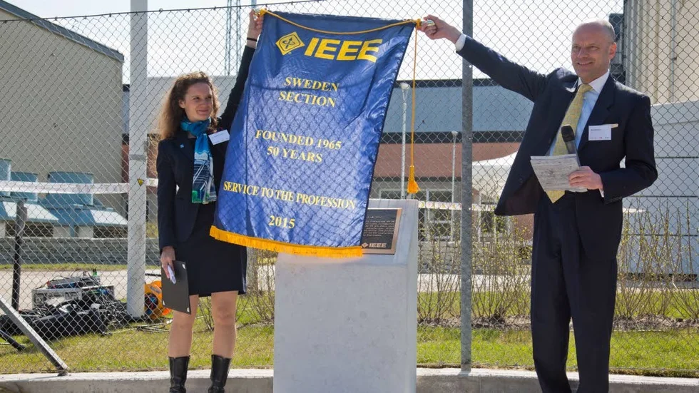 Här avtäcks monumentet av Lina Bertling Tjernberg och Mats Edvinsson från IEEE:s Sverigesektion.