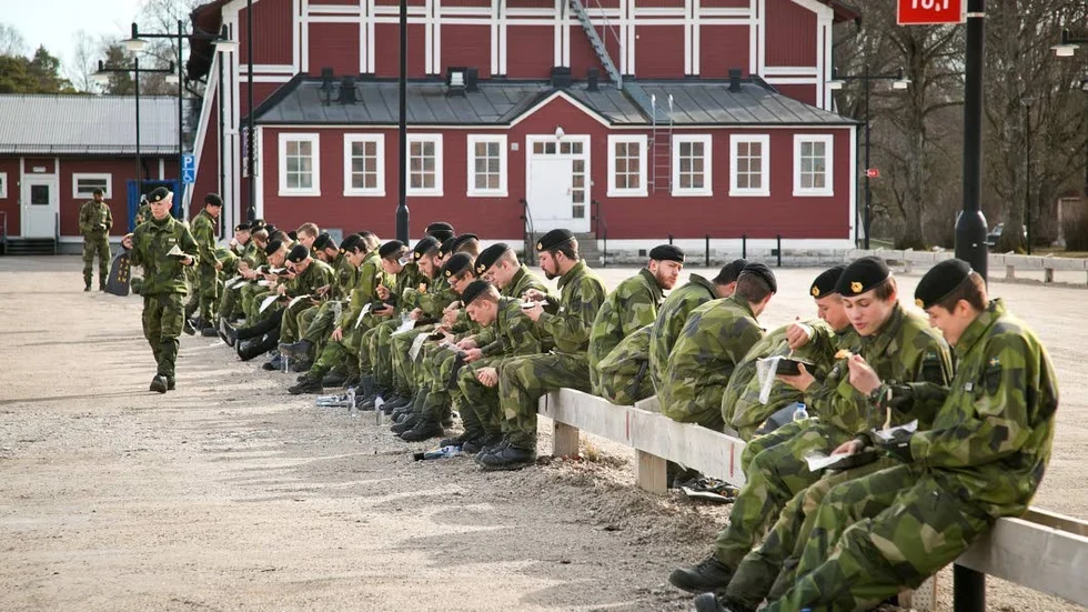 LUNCHRAST. Rekryterna fick äta lunch i det fria på den den före detta kaserngården utanför rådhuset på Visborg.
