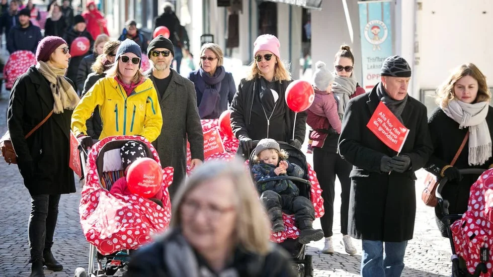 Barnvagnsmarsch mot mödradödlighet genom Visby innerstad.