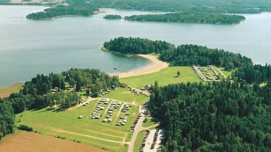 Stort. Farstanäs havsbad och familjecamping är Stockholmsregionens största familjecamping.