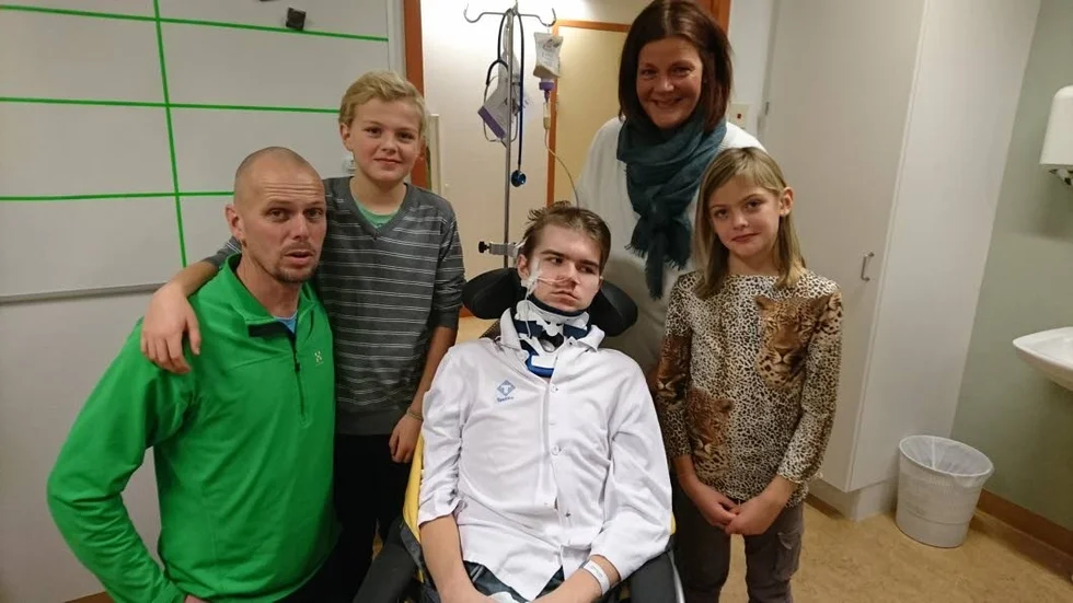 Familjen Lindh, som var först på plats efter olyckan, hälsar på Mikael Väärä på sjukhuset.