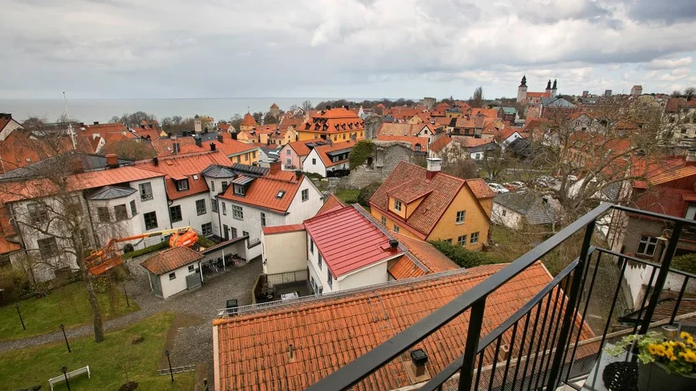 Utsikt. Från den stora balkongen kan de avnjuta Gotlands fantastiska solnedgångar varje kväll. "Jag har minst femtioelva bilder på solnedgångarna härifrån fönstret, men jag får aldrig nog av dem", berättar Ingrid Wahlgren.