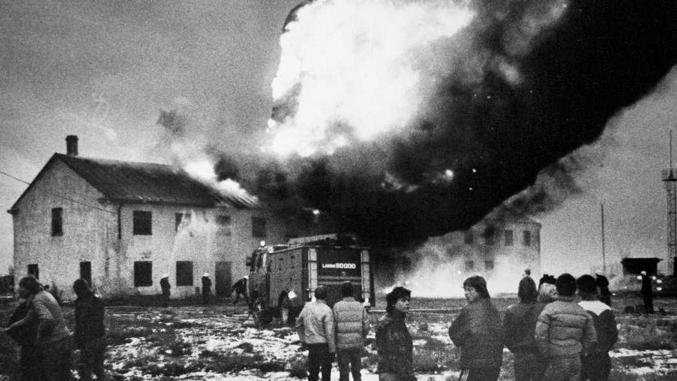 Många nyfikna sökte sig till kvarnen och brandmännen fick även bevaka så att inte flagor från branden flög iväg och tog eld någon annanstans.