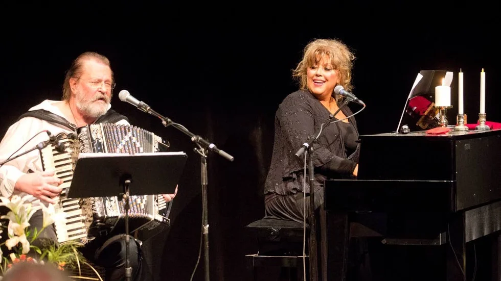 INTIMT. Magnus Lind och Marie Nilsson Lind avslutade utställningen "Horisonter" på Länsteatern med en intim gratiskonsert.