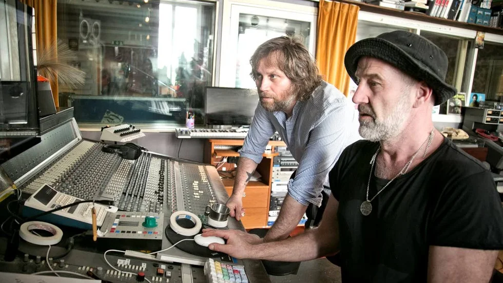 Tobias Fröberg och Mikael Lyander som har Sandkvie Studio där allting spelas in.