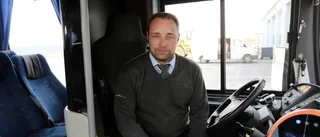 Nu kör gula bussarna på fossilfritt bränsle