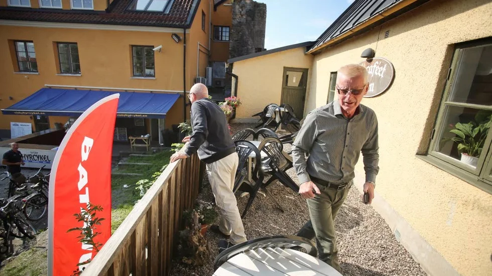 Muren nedanför kaféet är i dåligt skick. Från vänster: Jan Offerman och Gunnar Stenström, föreningen Det kristna bokcaféet Porten, som anser att regionen ska stå för reparationerna.