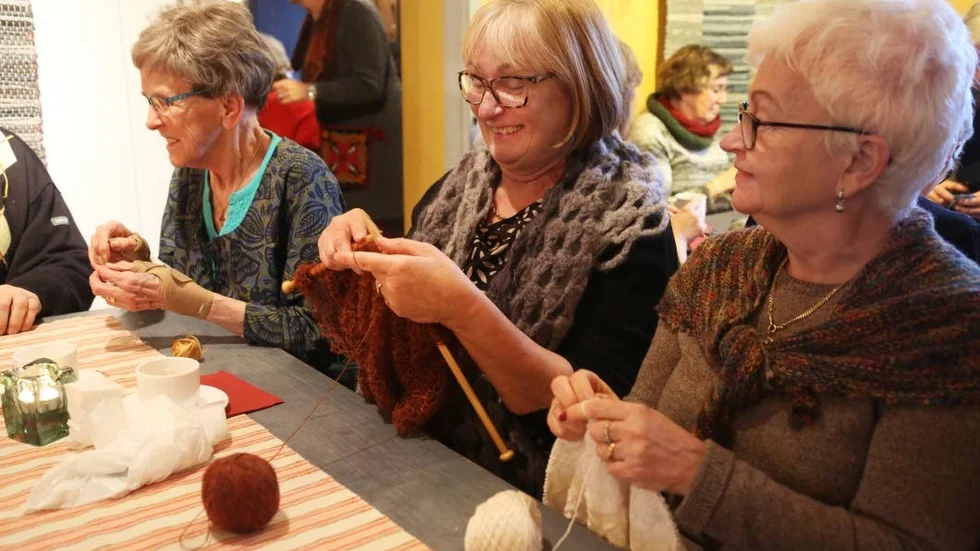 Frivoliteter och sticksöm. Bibban Axelsson, samt stickande Yvonne Grundh och Berit Niklasson är återkommande gillesgäster när hemslöjden bjuder in.