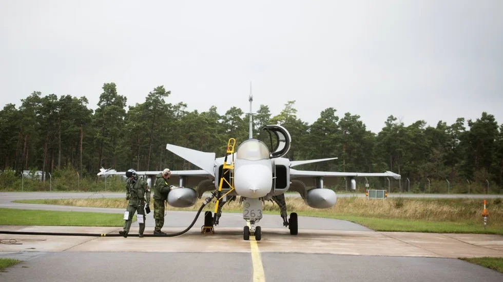 MARKSERVICE. Jas 39 Gripen görs klart för start.