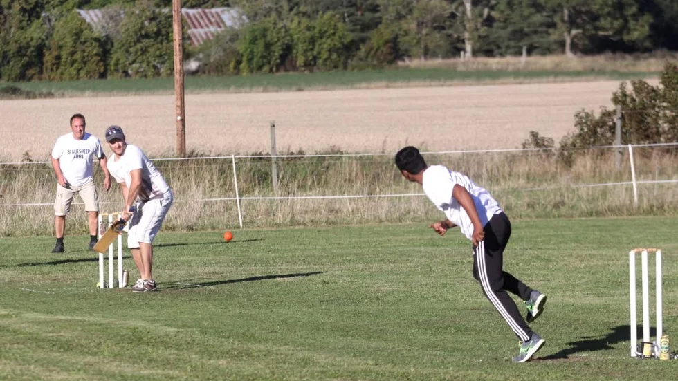 Fokus. Slagmannen Mark Hogan tar sig an en boll från bowlern                              Jamal Hamand på Mästerby Cricket Ground.
