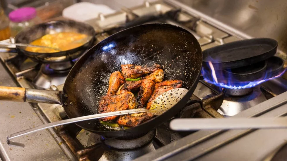 Bilden på restaurangköket är tagit vid ett helt annat tillfälle och tillhör inte den misstänkte restaurangägaren.