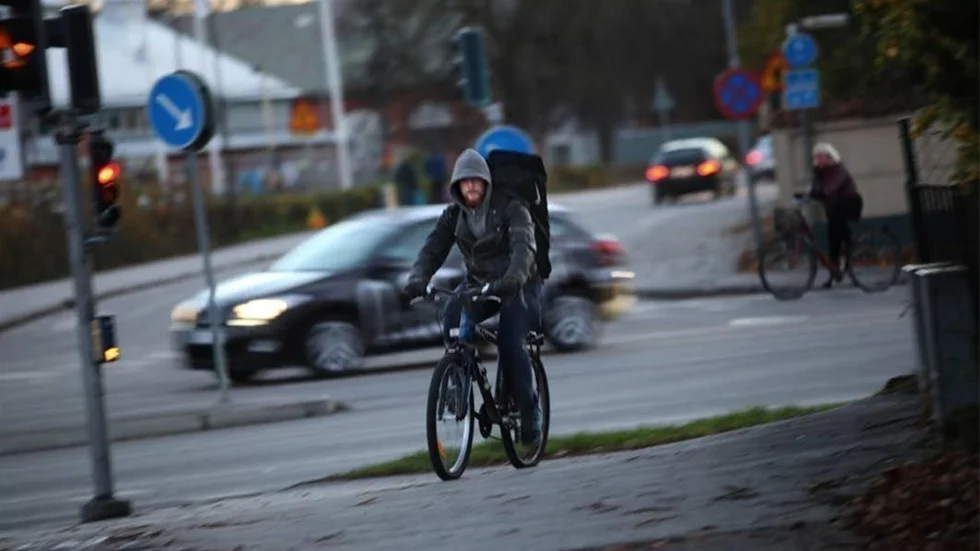 Marcus Levin cyklar i mörker utan lyse på cykeln.