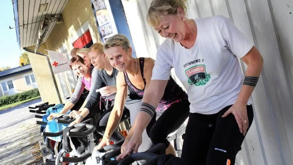 Den som orkade kunda köra spinning i tre timmar utanför fritidsgården. I förgrunden Kajsa Hägbom och bakom henne Marie Holmstedt.