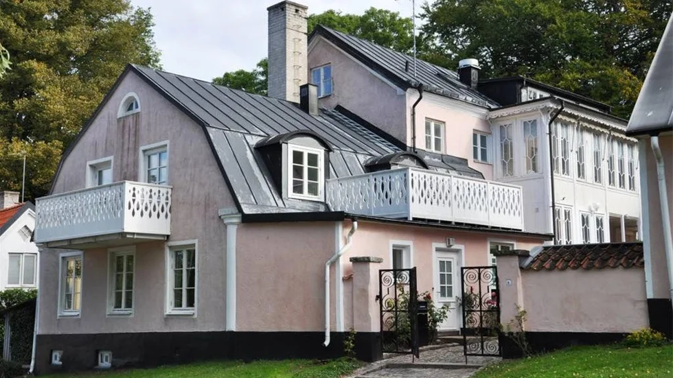 Till salu. Den unika fastigheten med adress Kommendantsbacken 6 med dagis, kontor och hyresrätter säljs till högstbjudande.