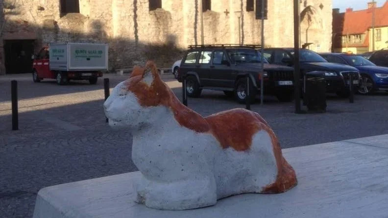 Bemålad prototyp i betong av Knäcken-staty på Stora Torget i Visby.