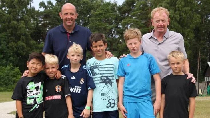 Gary McAllister och David Fairclough poserar tillsammans med ivriga fotbollsspelare.