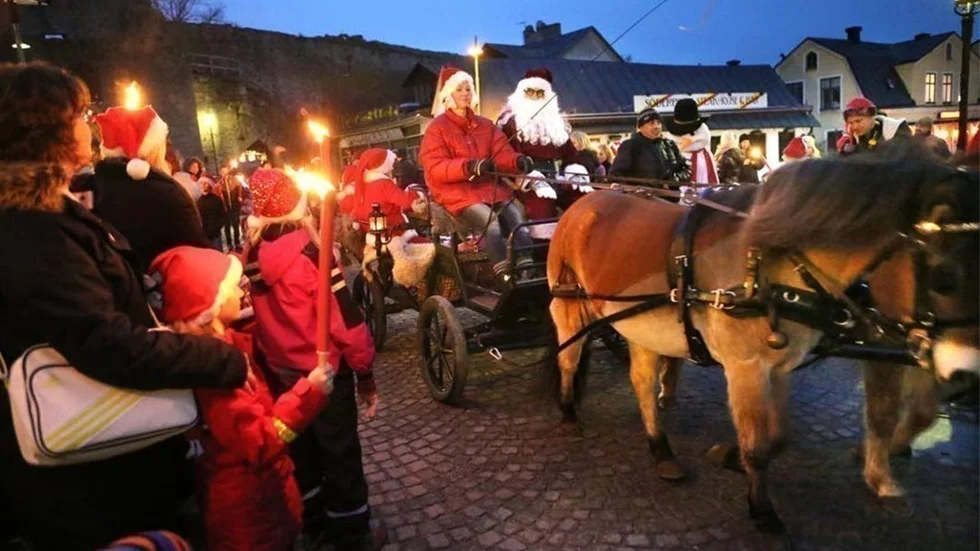 Tomteparad. Tomten med nissar och nissor kom i vagn dragen av russ när Visby centrum i samarbete med Frälsingsarmén för andra året i rad samlade in julgåvor till behövande barn och familjer på Gotland.
