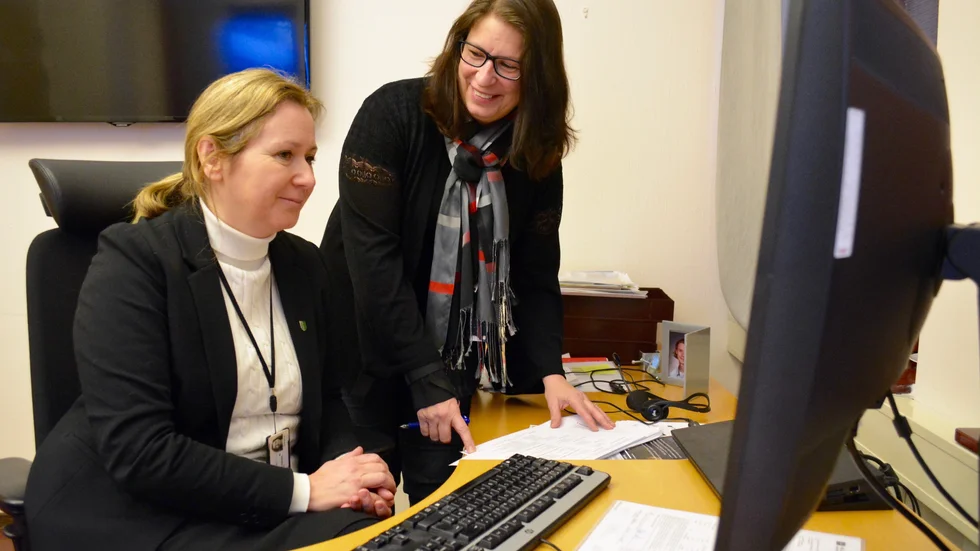 Katarzyna Wikström och Inger Johansson på kommunkontoret i Norsjö ser inte fördelningen som något problem.