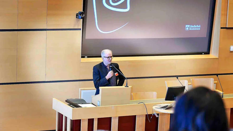 Pär Åhdén, avdelningschef för individ– och familjeomsorgen, Skellefteå kommun, inledde heldagen i Forumdagen.