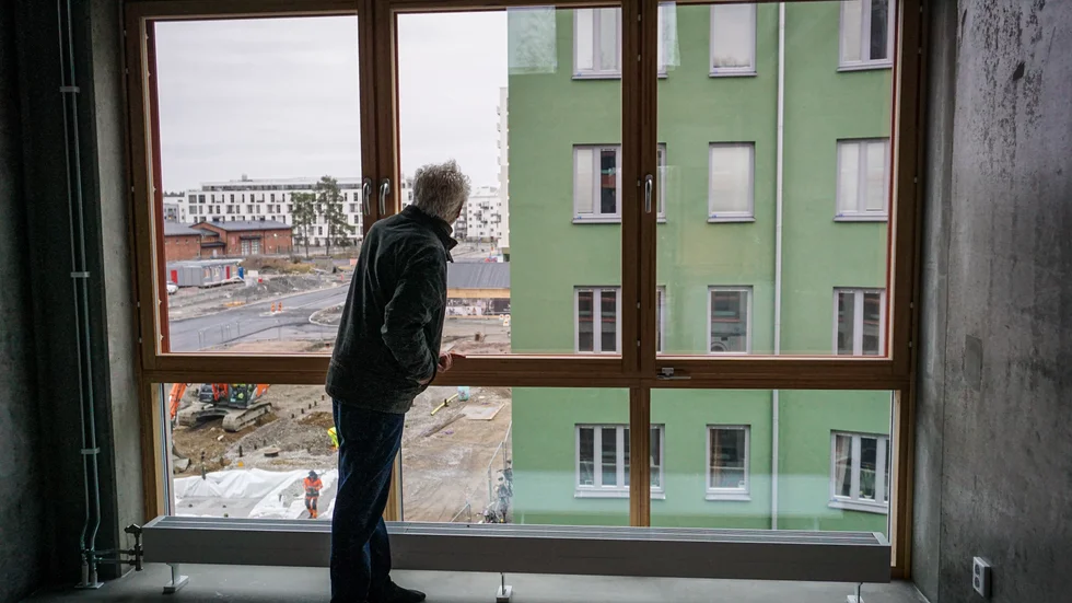 Samtliga lägenheter har stora fönster. "Jag såg annonsbilden på killen som stod vid de stora fönstren och tänkte 'det här stället måste jag kolla in'", säger Jeff Thomas, som nu står vid sin egen fönstervägg.