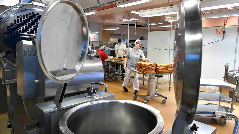 2019 blir sista året för Jörnköket. Närmast i bakgrunden med högar av pannkakor är Kerstin Åhman.