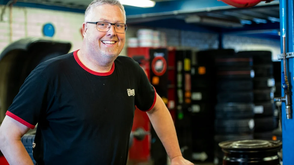 Spår en stressig tid när påskfirarna återvänder. "Om två veckor blir det garanterat kaos när folk kommer tillbaka efter påsk", säger Niklas Karlsson, ägare på Skellefteå Gummi. 