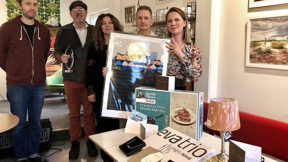 Arrangörsgruppen kraftsamlar för att hjälpa Piteås nystartade kvinnojour. Från vänster: Josef Eriksson, Kajman, Stefan B Andersson och Yvonne Burwall, ABF, Benny Söderberg, eldsjäl och Tina Sandström, Kvinnojouren Lillasyster.